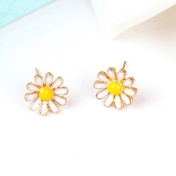 Daisy flower stud earrings - Picture 2 of 2